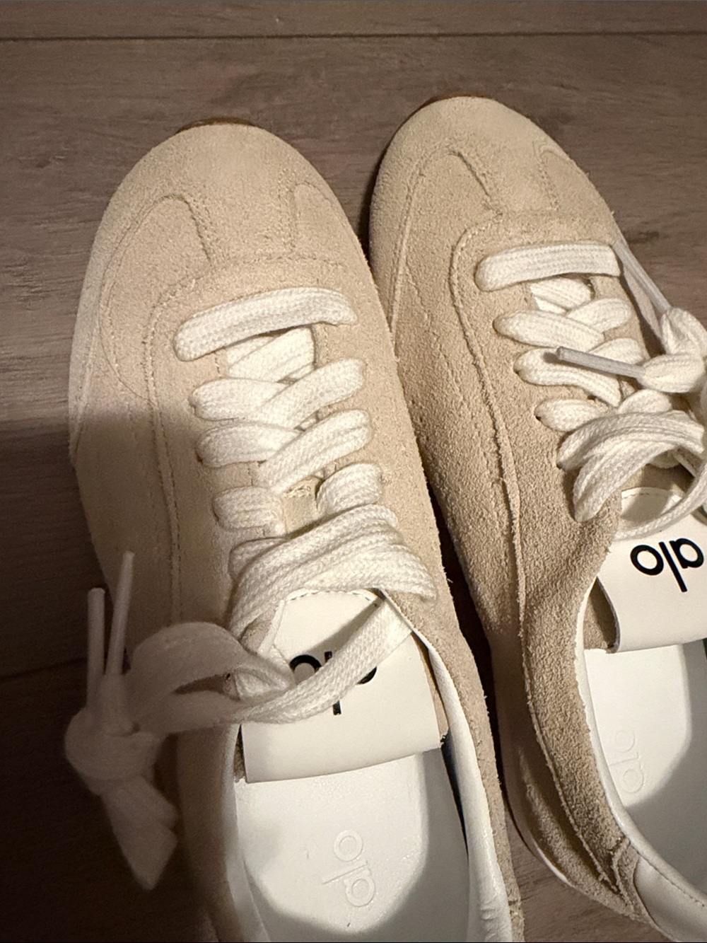 ALO Yoga Sandstone Neutral Low-Top Sneakers - Picture 7 of 8